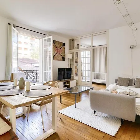 Lovely 2br Flat With Balcony - Eiffel Tower & Seine Apartment *