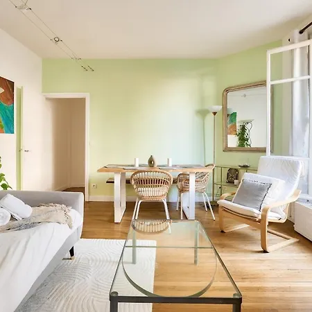 Lovely 2br Flat With Balcony - Eiffel Tower & Seine * Paris