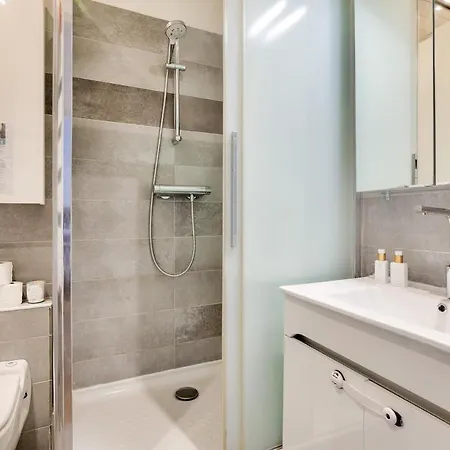 Lovely 2br Flat With Balcony - Eiffel Tower & Seine Apartment